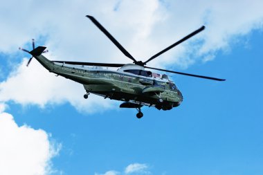 Washington'da gökyüzünde uçan helikopter