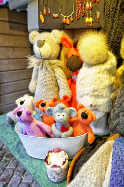 Riga Noel pazarında görüntülenen el yapımı ayı oyuncakları