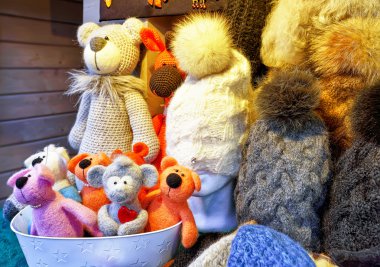 Riga Noel pazarında sergilenen el yapımı ayılar ve şapkalar