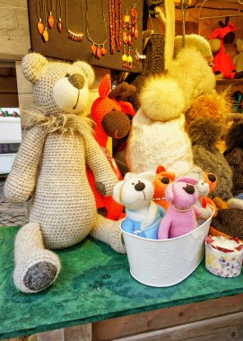 El yapımı oyuncak ayılar ve Riga Noel pazarı görüntülenen şapkalar