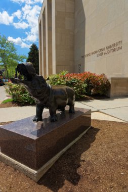Su aygırı heykele Lisner konferans salonu