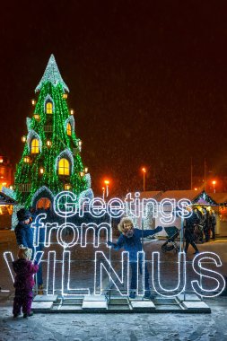 Vilnius işareti ve Noel ağacı selamlar yakın Çocuklar