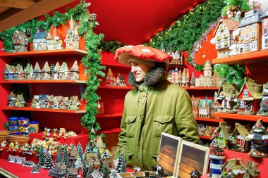 Vilnius Noel Pazarı'nda seramik ev satan adam