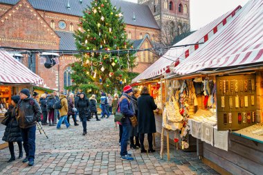 İnsanlar Riga Noel pazarında kutlamalar zevk