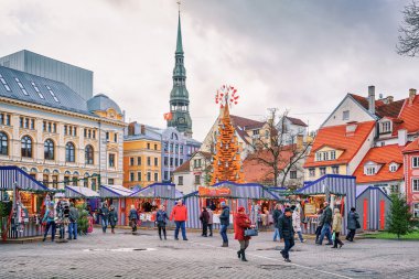 Riga Livu meydanında Noel pazarı etrafında yürüyüş İnsanlar