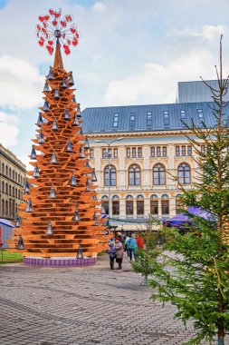 Ahşap Noel ağacı Riga'da dolaşan insanlar