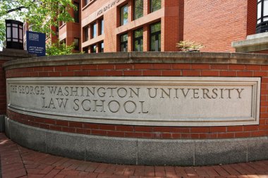 George Washington Univertsity Hukuk Fakültesi İşareti