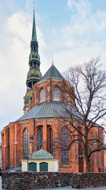 Riga eski kasabasında Saint Peter kilisesi