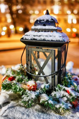 Litvanya Vilnius Noel Pazarı'nda Karlı fener