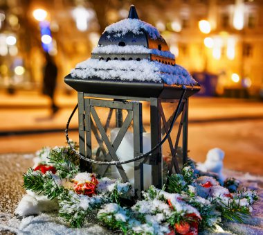 Litvanya Vilnius Noel Pazarı'nda Karlı fener