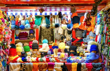 Riga Noel Pazarı'nda sıcak giysiler ile Stall