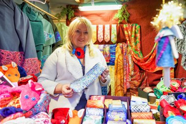 Riga Noel pazarı, Festival bağları sunan kadın