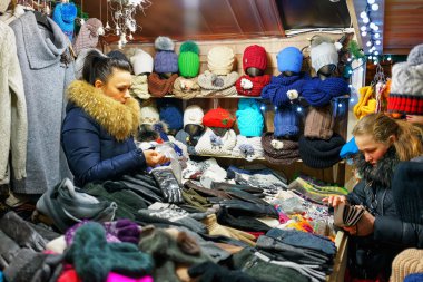 Vilnius Noel Pazarı 'nda çeşitli kalın giysiler satan bir kadın.