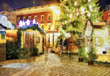 Riga Katedrali meydanında Noel pazarı tezgahları