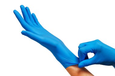 Doktor beyaz izole koruyucu mavi eldiven koyarak