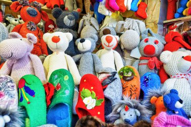 Riga Noel pazarı sırasında tezgahta el yapımı hayvan oyuncakları