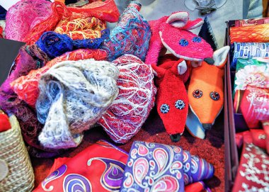 Riga Noel Pazarı'nda el yapımı eşarplar ve diğer giysiler