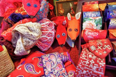 Riga Noel pazarında el yapımı festival bağları ve iki tilki