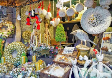 Riga Noel Pazarı'nda el yapımı hediyelik eşya lar ve eşyalar