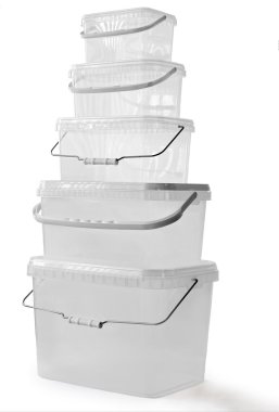 Beyaz üzerine izole edilmiş plastik kovalara bakın