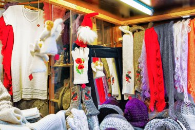 Riga Noel Pazarı'nda sıcak yünlü giysiler ile Stall