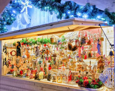Vilnius Noel Pazarı'nda çeşitli hediyelik eşya ile Stall