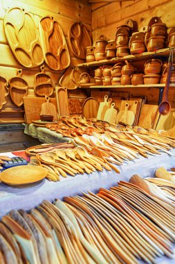 Riga Noel Pazarı 'nda ahşap mutfak aletleri