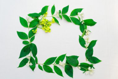 Yasemin çiçekleri ve yaprakları ve sarı çiçek çelenk