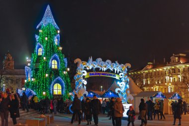 Noel pazarı ile Noel ağacı Vilnius Litvanya
