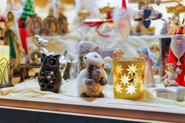 Yılbaşı ağacı süsleri Vilnius Noel pazarında