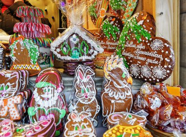 Renkli gingerbread durak buzlanma Riga Noel piyasası ile