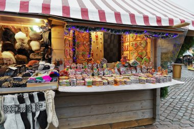 Renkli gingerbreads durak Riga Noel pazarında çeşitli krema ile