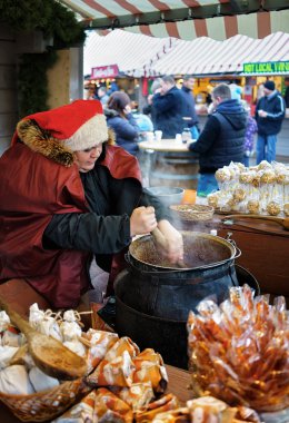 Ev yapımı şekerlemeler Riga Noel pazarda satılmaktadır