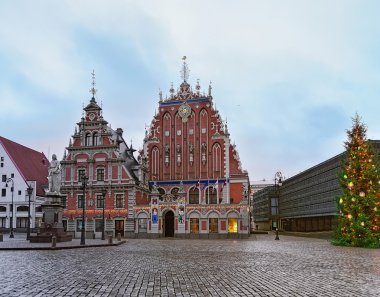 Siyah nokta ve Noel ağacı Riga'da evi