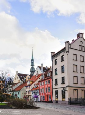 Aziz Peter Kilisesi ile Riga Noel pazarı Livu Meydanı