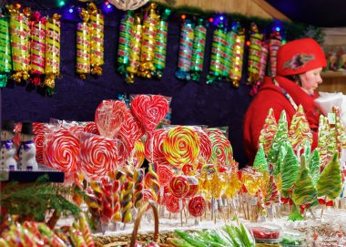 Noel Pazarı Vilnius renkli şekerler ile Stall Satıcı