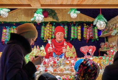 Vilnius Noel Pazarı'nda renkli şekerler ile Stall Satıcı