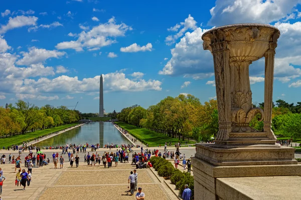 Turistas cerca de la piscina frente al monumento a Washington — Foto de Stock
