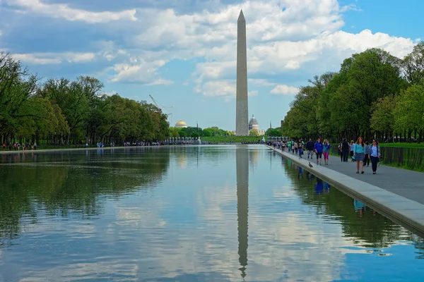 Monumento a Washington durante una bella e soleggiata giornata — Foto Stock