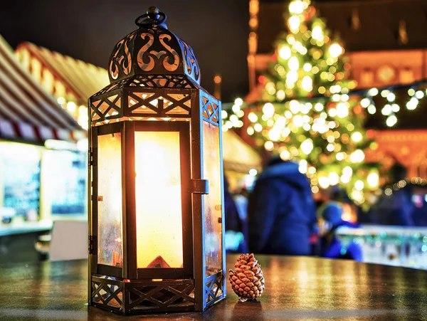 Lanterna luminosa con candela e cono al mercatino di Natale di Riga — Foto Stock