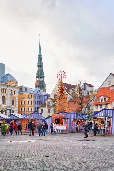 Mercatino di Natale in piazza Livu nella vecchia Riga — Foto Stock
