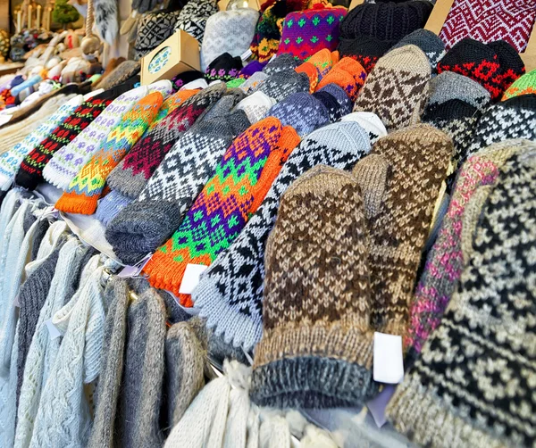 Bunte Wollhandschuhe auf dem Rigaer Weihnachtsmarkt — Stockfoto