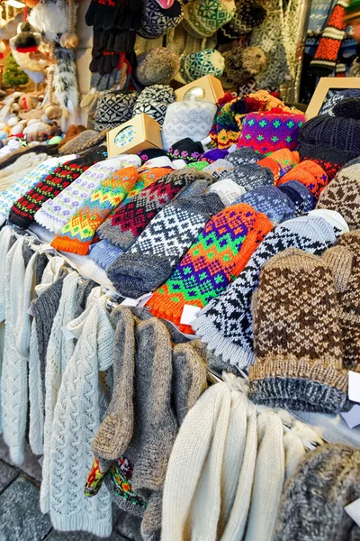 Luvas de lã coloridas no mercado de Natal de Riga — Fotografia de Stock
