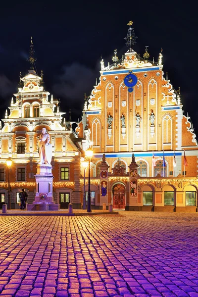 Vista noturna em House of the Blackheads em Riga — Fotografia de Stock