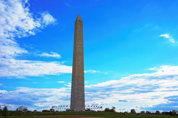 Cielo fantásticamente hermoso y el monumento a Washington — Foto de Stock