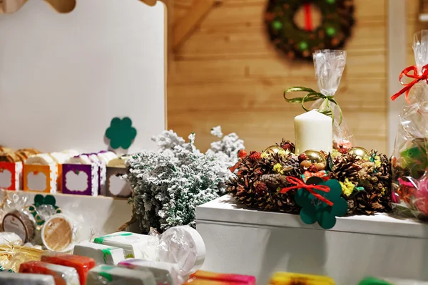 Sváteční věnce a domácí mýdlo vystavené ve vilniuském vánočním — Stock fotografie