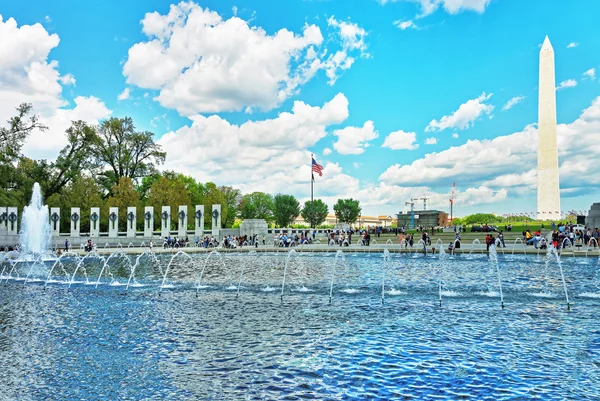 Fontana nel memoriale della Seconda Guerra Mondiale con il monumento di Washington sul retro — Foto Stock