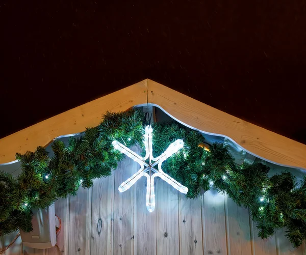 Stella splendente in cima al chiosco del mercatino di Natale di Vilnius — Foto Stock