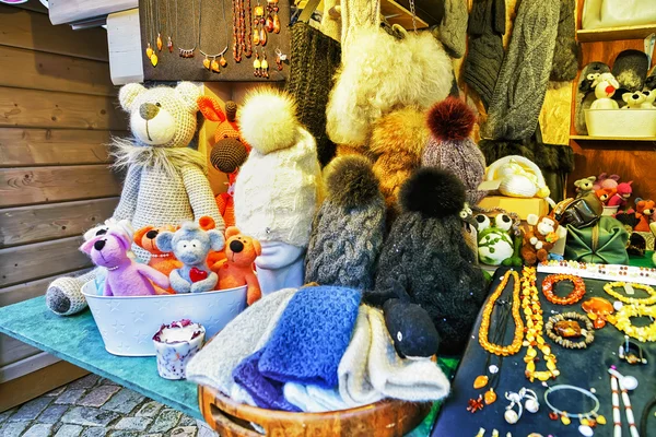 Osos y sombreros artesanales expuestos en el mercado navideño de Riga —  Fotos de Stock
