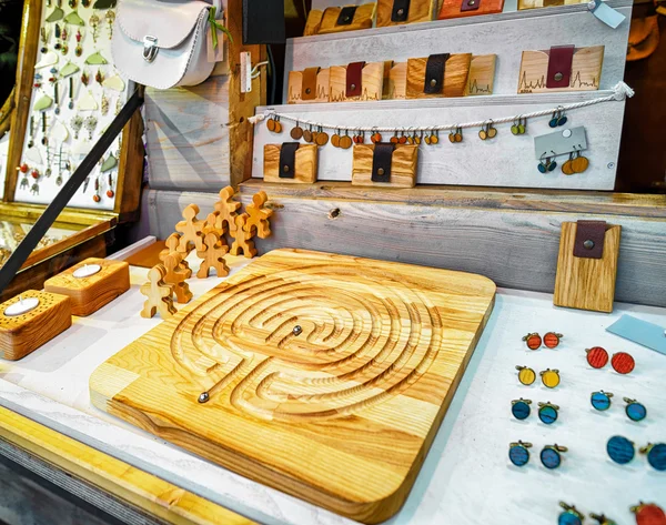 Gemelos de madera hechos a mano y juego de mesa en Riga Christmas Marke — Foto de Stock
